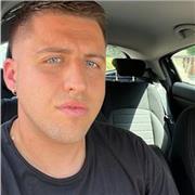 Insegnante di Economia, diploma in ragioneria e master in contabilità e marketing. Lezioni a livello di scuola superiore